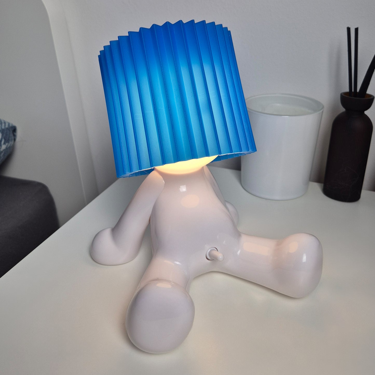 Lampen-Larry - Sitzend